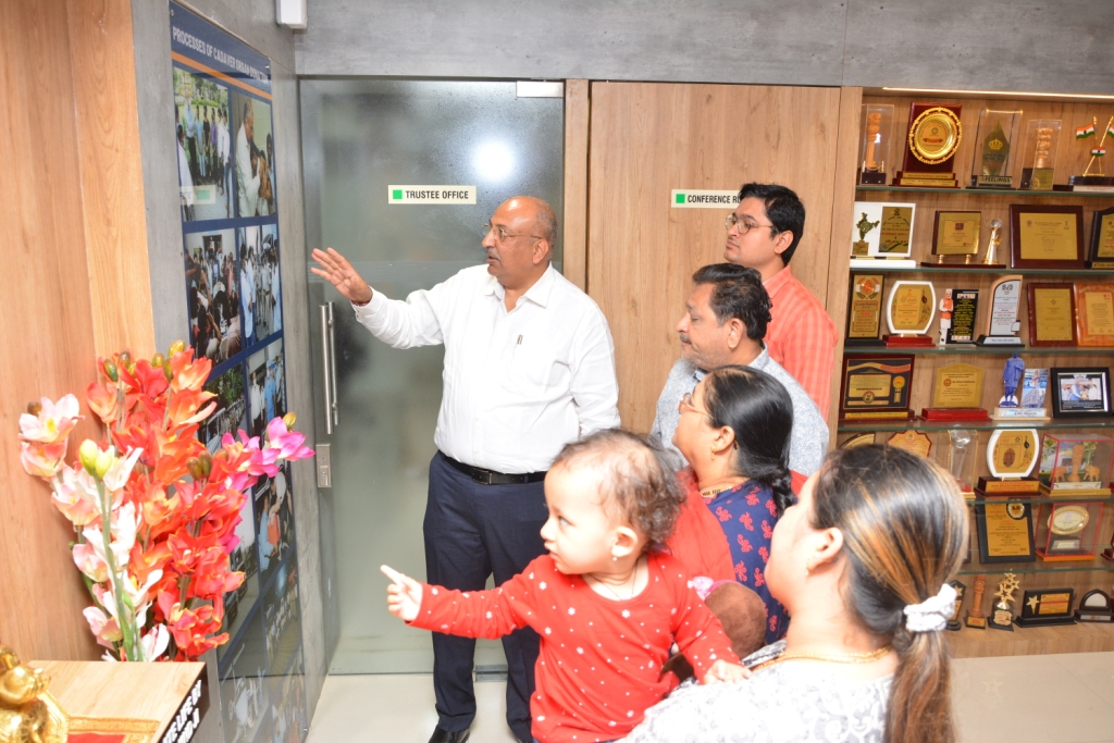 The priest of Jagat Mandir Dwarkadhish Temple in Dwarka Shri Netaji and his family visited the Donate Life office